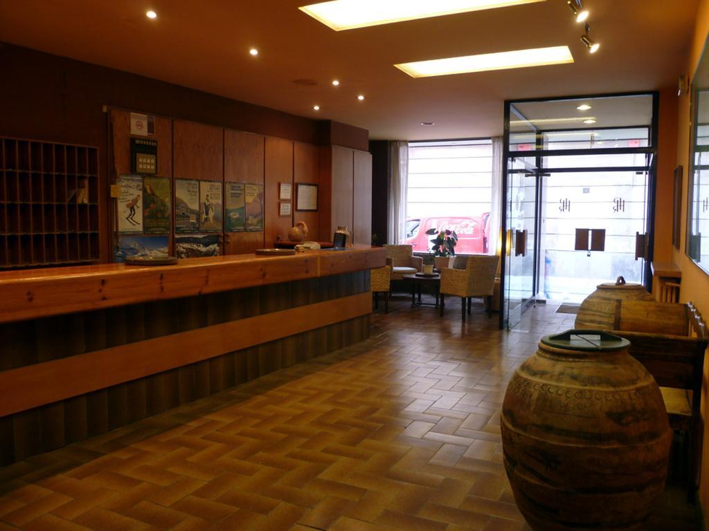 Hotel Pradas Jaca Exterior photo