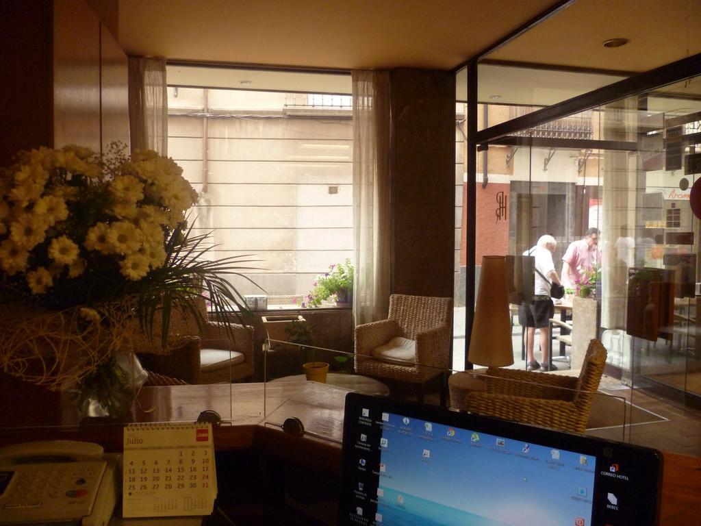 Hotel Pradas Jaca Exterior photo