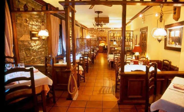 Hotel Pradas Jaca Exterior photo